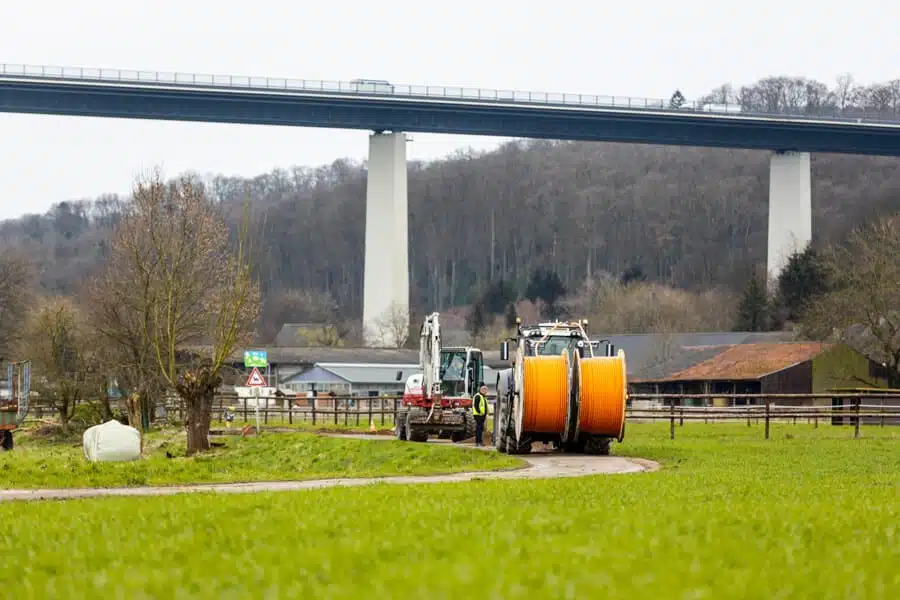 LAYJET-Verlegeeinheit in der Saarner Ruhraue vor der Ruhrtalbrücke