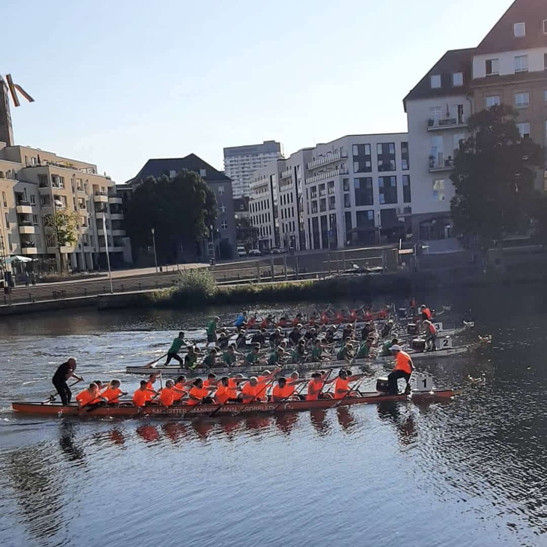 Vier Boote Kopf an Kopf auf der Ruhr in Mülheim bei einem Rennen des Drachenbootfestivals