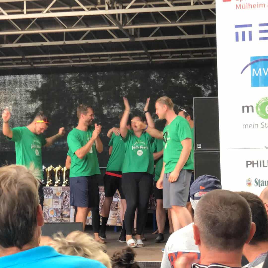 medl-Mitarbeiter auf der Bühne bei der Siegerehrung des Drachenboot-Festivals