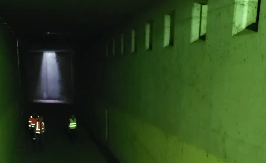 medl und sem Mitarbeiter besichtigen eine leere Seitenkammer des Regenrückhaltebecken – ein wichtiger Baustein für nachhaltigen Hochwasserschutz und eine zukunftsfähige Infrastruktur in Mülheim.