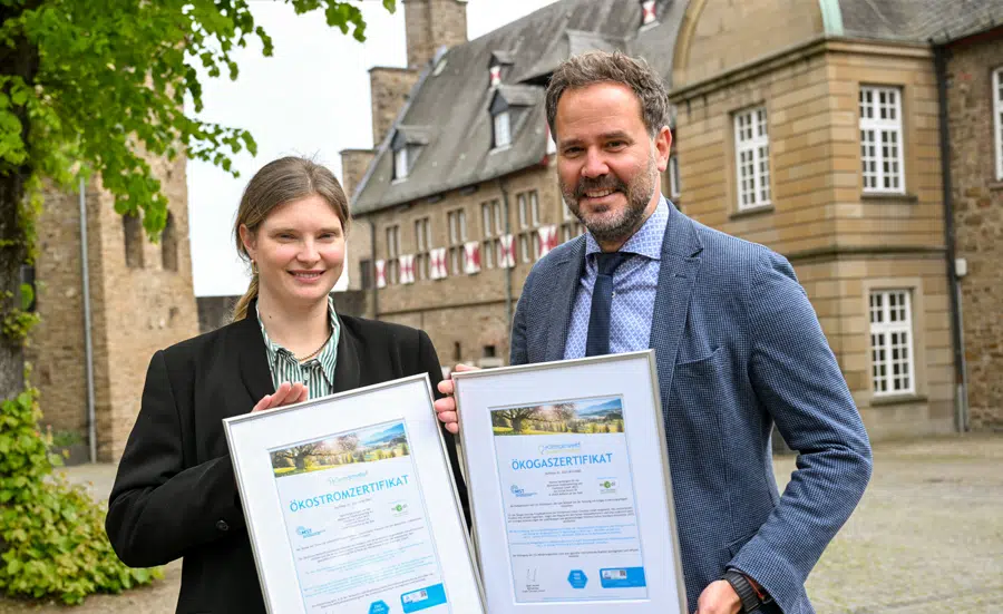 Nachhaltigkeit-Zertifikat-Uebergabe-Fotografie Köhring Jan Hoffmann und Johanna Pieper präsentieren die Nachhaltigkeitszertifikate am Schloss Broich.