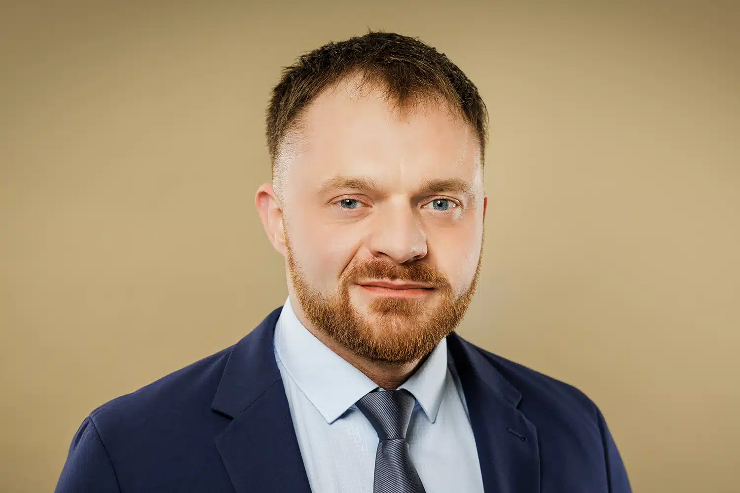 Dennis Spielmann, Ihr Ansprechpartner für alle Themen rund um Strom und Erdgas Profilbild eines lächelnden medl-Ansprechpartners für den Geschäftsbereich Strom & Erdgas