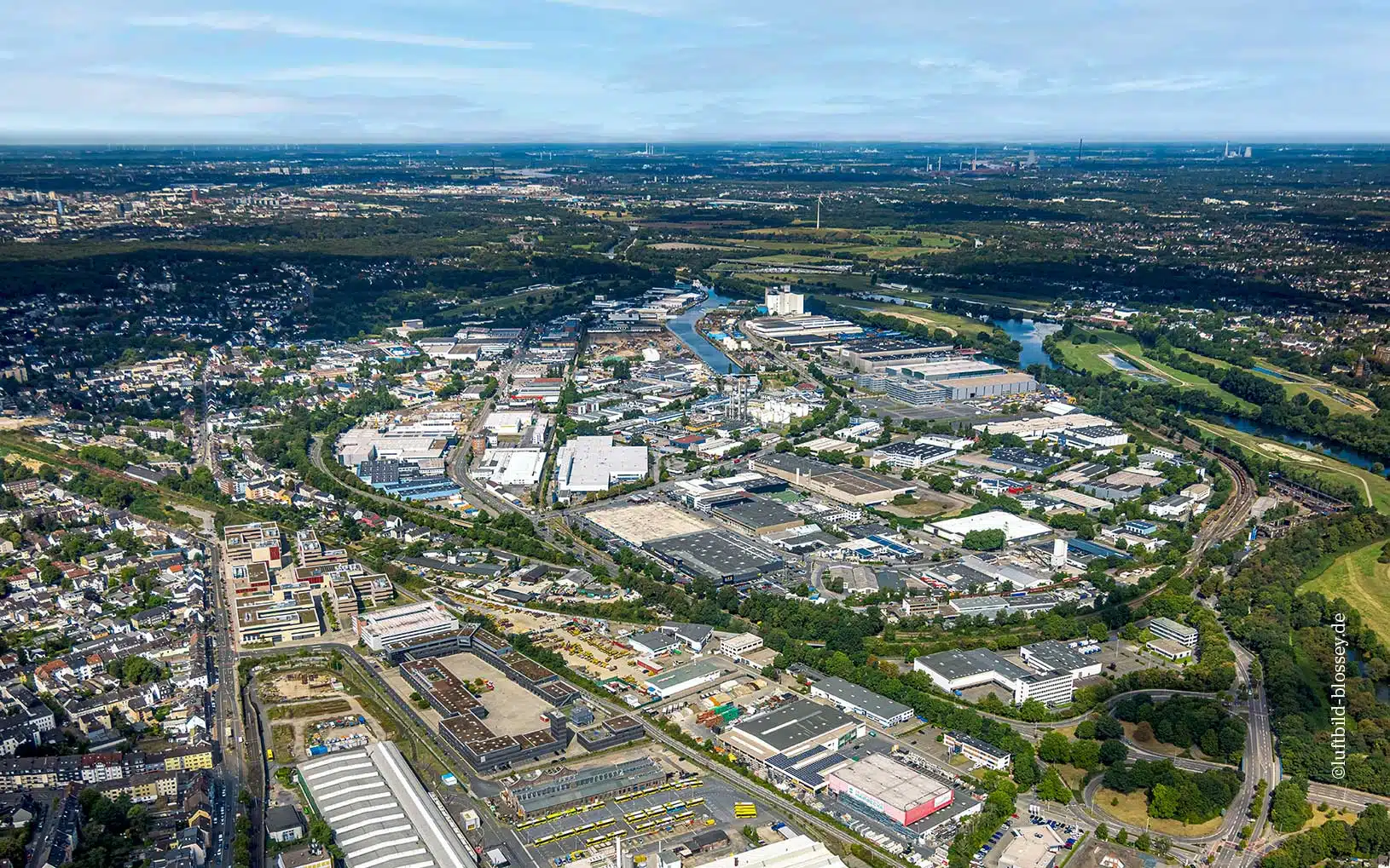 Vogelperspektive auf den Mülheimer Hafen, in dem eine neue Fernwärmetrasse gebaut wird 