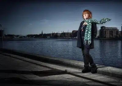 Maggie Reilly, eine der Top-Acts des Mülheim Summer Open Airs 2023 am Samstagabend, stehend an einem Flussufer