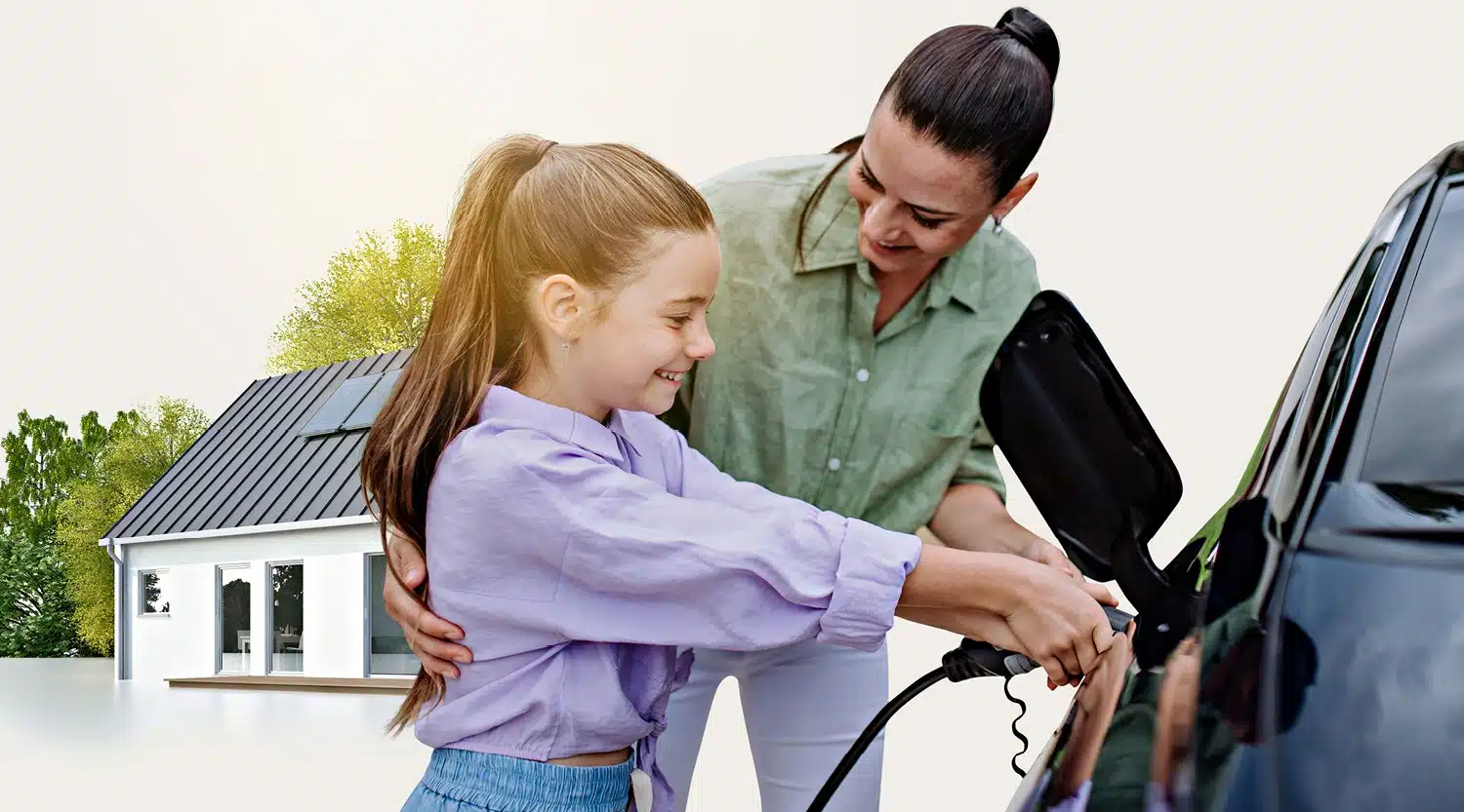 Mutter und Kind laden ein Elektroauto an einer privaten Wallbox vor einem Einfamilienhaus mit Solaranlage – Symbol für komfortables Laden zu Hause im Eigenheim.