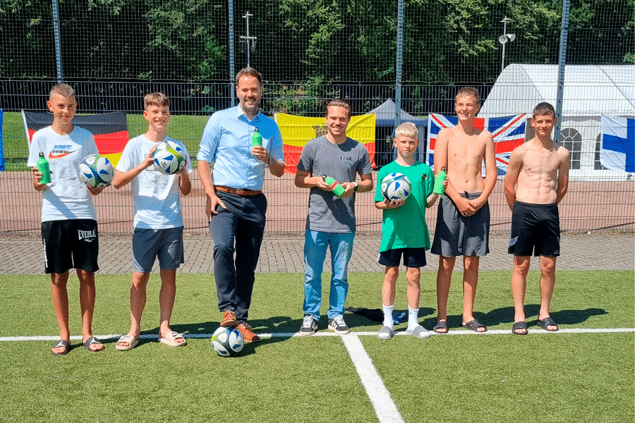 Gruppenfoto kick it like friends teilnehmende Jügendiche, Jan Hoffmann, Max Frietzsche mit medl-Trinkflasche
