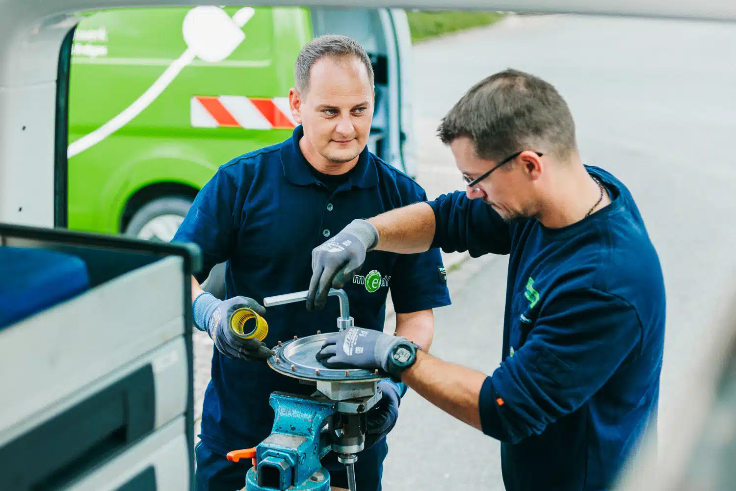 Mitarbeiter der medl in Aktion