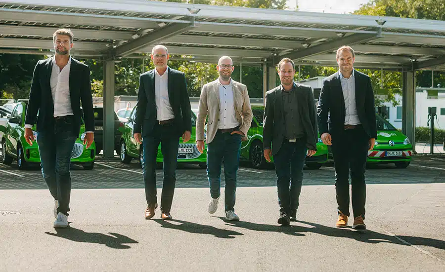 Unsere Ansprechpartner für Fernwärme Mitarbeiter von medl laufen lächelnd auf die Kamera zu – deine Ansprechpartner für Fernwärme in Mülheim an der Ruhr