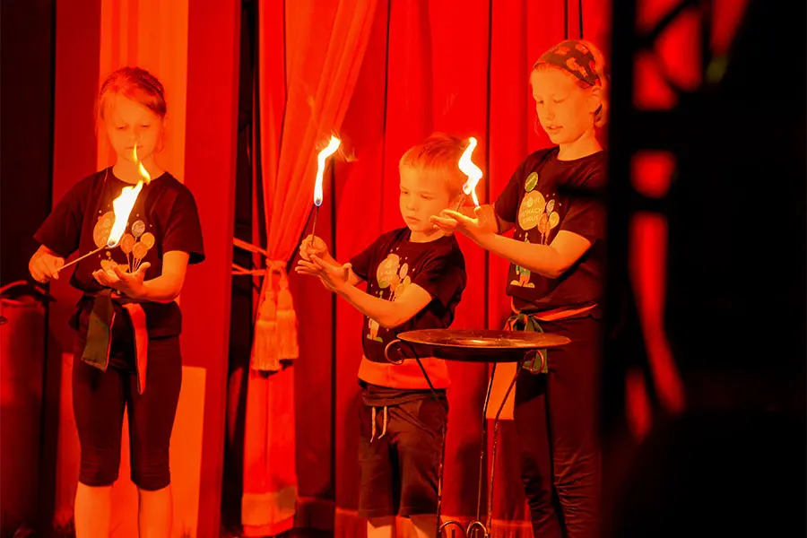 Feuershow im Zelt des medl-Mitmach-Zirkus'