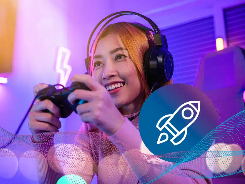 Gamerin mit Headset und Controller in neon-beleuchtetem Raum, überlagert von Raketen-Icon für Highspeed-Glasfaser der medl.