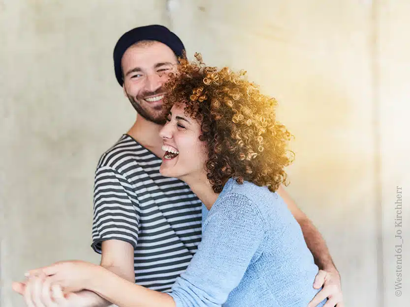 Glückliches Paar Arm in Arm als Symbolbild für die clevere Kombination von medl Grünstrom und Ökogas.