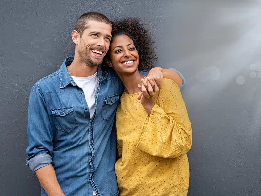 Glückliches Paar Arm in Arm als Symbolbild für die clevere Kombination von medl Grünstrom und Ökogas.