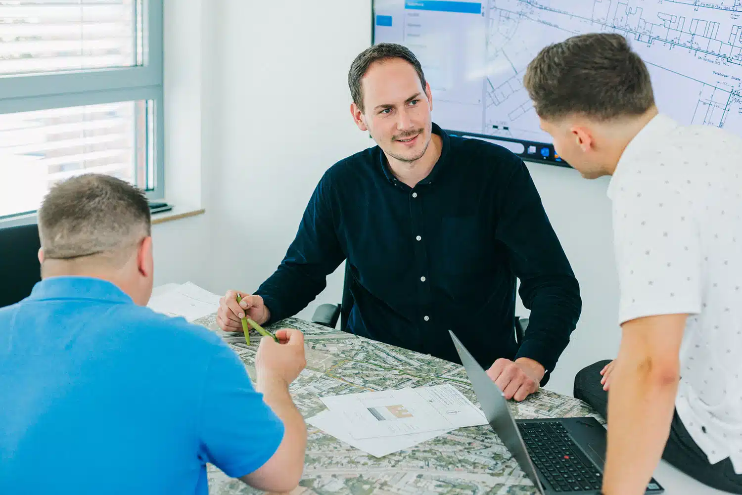 Mitarbeiter der medl in Aktion