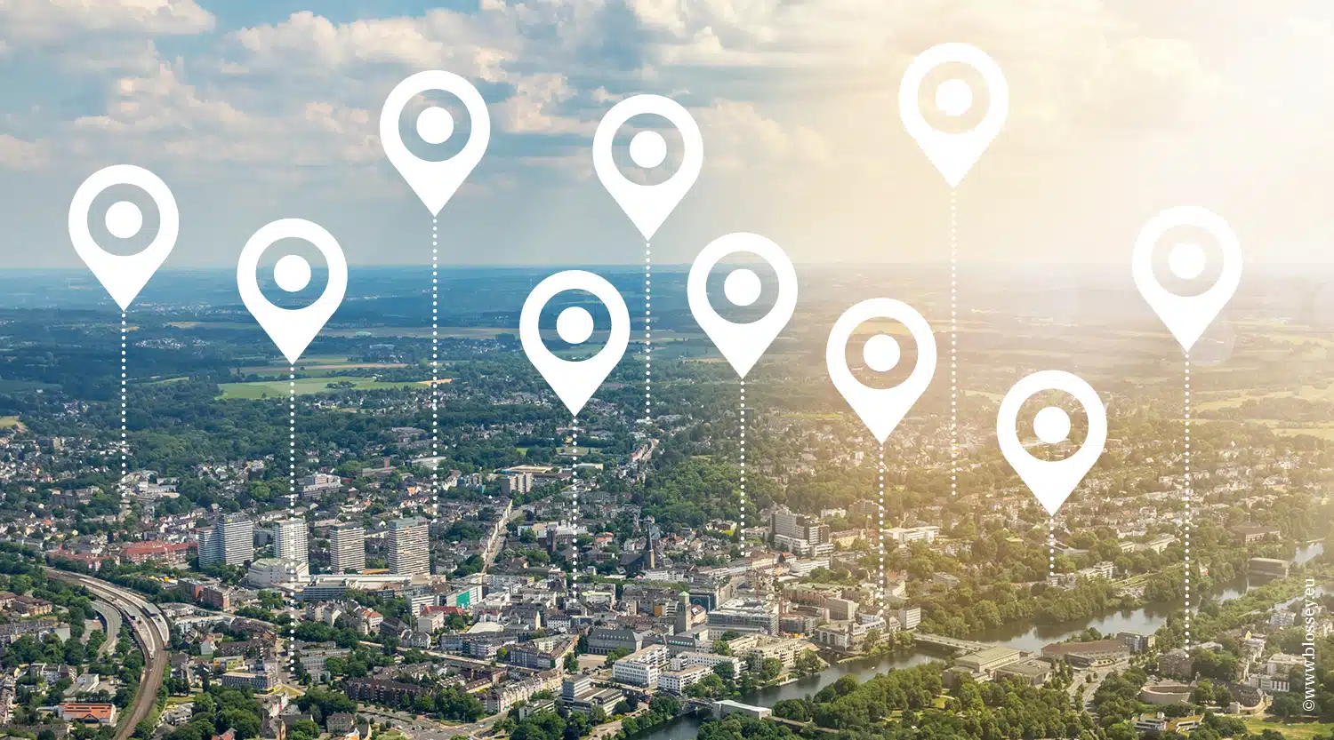 Luftbildaufnahme der Mülheimer Innenstadtgebiets mit Pingrafiken in Weiß – Symbol für medl-Ladestationen im Mülheimer Stadtgebiet