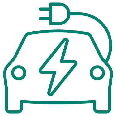 Ikonografischer PKW in der Frontansicht in Grün-blau mit einem Blitz in der Mitte und einem Kabel samt Stecker aus der rechten Seite, Symbol für den einfachen Start des Ladevorgangs Zuhause im Eigenheim