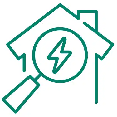 Zuhause Laden im Eigenheim: Ikonografisches Einfamilienhaus in Grün-blau unter einer großen Lupe mit Blitz im runden Lupenelement, Symbol für den medl-eCheck, der Prüfung der vorhandenen Elektroinstallationen und Möglichkeiten