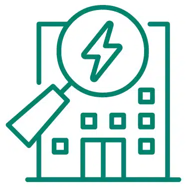 Zuhause Laden als Wohnungseigentümer: Ikonografisches Mehrfamilienhaus in Grün-blau unter einer großen Lupe mit Blitz im runden Lupenelement, Symbol für den medl-eCheck, der Prüfung der vorhandenen Elektroinstallationen und Möglichkeiten